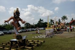 Debus Meriahkan Pawai Ogoh-ogoh di Serang
