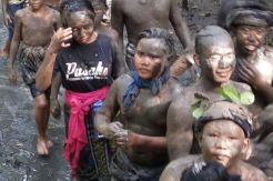 Giliran Warga Kedonganan Gelar Tradisi Perang Lumpur usai Nyepi