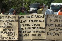 Jalan Rusak Lima Tahun, Warga Blokade Jalur Alternatif Lumajang-Jember
