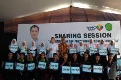 HT Serahkan Bantuan Pendidikan kepada 20 Siswa-siswi Padalarang