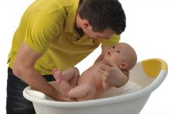 Ini Alasan Ayah Juga Harus Mandikan Bayi