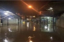 Banjir Rendam Cipinang Melayu, Puluhan Warga Mengungsi ke Masjid