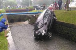 Gara-gara HP, Avanza Hitam Nyemplung ke Kali Emerald