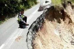 Jalan Nasional Penghubung Tiga Provinsi Ambles