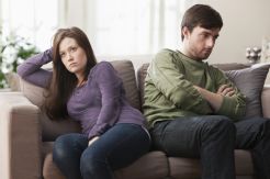 4 Tanda Pasangan Anda Masih Memikirkan Mantan Kekasih
