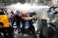 Pengunjuk Rasa Anti Maduro Bentrok dengan Pasukan Keamanan Venezuela