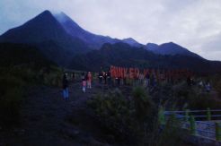 Asyiknya Menikmati Matahari Terbit di Lereng Gunung Merapi