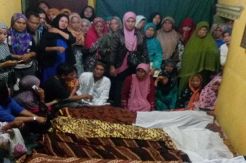 Sanak Saudara Bertangisan Sambut Jenazah Lima Korban Pembunuhan