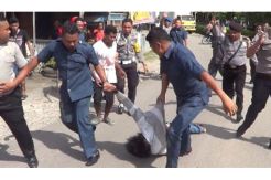 Depresi, Warga Bacok Intel Polisi di Depan Keluarganya