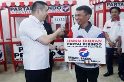Sambangi DPD Jaktim, HT Serahkan Bantuan Gerobak kepada Pelaku UMKM