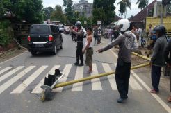 Tiang Lampu Merah Roboh Timpa Pemotor hingga Terluka