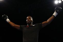 Okolie Menang TKO Lagi di Laga Profesional Keduanya