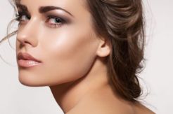 Trik Agar Wajah Pucat Pakai Lipstik Nude