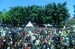 Ribuan Orang Berebut Gunungan Getuk di Alun-Alun Kota Magelang