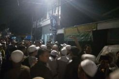 Ratusan Anggota Banser dan Ormas Serang Rumah Ketua FPI DKI Jakarta
