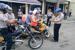 Tak Bawa Surat Kendaraan, Polisi Dihukum Push Up Propam