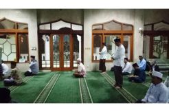Salat Subuh di Masjid Baitunnur, Anies Minta Doa Restu Keluarga Sebelum Nyoblos