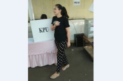 Luna Maya Pakai Sandal Jepit Saat Nyoblos