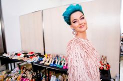 Katy Perry Hadirkan High Heels yang Terinspirasi dari Hillary Clinton