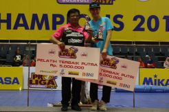 Pelatih dan Pemain JPE Putra Rebut Trofi Terbaik