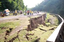 Jalan Penghubung Kuningan-Cirebon Putus Tergerus Longsor