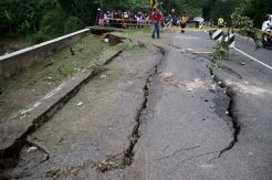Jalan Penghubung Kuningan-Cirebon yang Ambles Makin Meluas