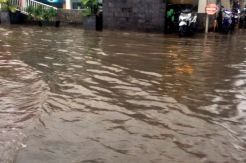 Jakarta Diguyur Hujan, Jalan di Jaksel Banjir hingga 1 Meter