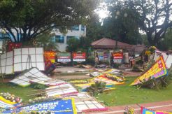 Diguyur Hujan, Karangan Bunga untuk Ahok-Djarot Tumbang