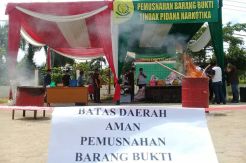 Kejari Jambi Musnahkan Barang Bukti Narkoba dan Senpi
