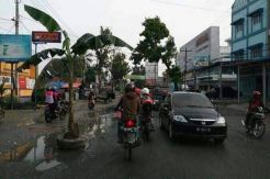 Jalan Rusak Tak Diperbaiki, Warga Tanam Pohon Pisang