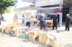 Bea Cukai Panarukan Gelar Pemusnahan Bersama PT Pos dan Badan Karantina