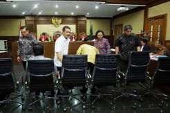 Sidang E-KTP Hadirkan...