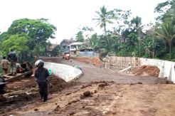 Dampak Jalan Penghubung Kuningan Ciamis Ambles, Jalur Alternatif Rusak Parah