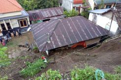 Diguyur Hujan 2 Jam, Desa Munduk Diterjang Longsor