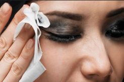 Ini Bahaya Bersihkan Make Up dengan Tisu Basah