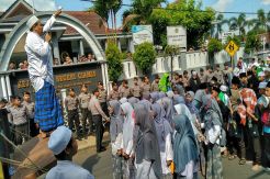 Tuntut Penegakan Hukum Terhadap Penista Agama, Ratusan Santri Longmarch ke Kantor Kejari Ciamis