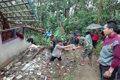 Cililin dan Cipatat Dihantam Puting Beliung, Belasan Rumah Rusak
