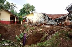 SDN Tamansari Ambruk Diterjang Banjir, Siswa Belajar di Tenda