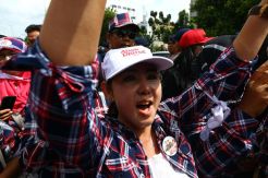 Nyaris Ricuh Pendukung Ahok Masih Penuhi Depan Rutan Cipinang