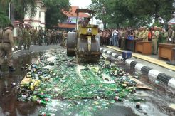 Jelang Ramadhan, Polres Cirebon Musnahkan Miras dan Narkoba