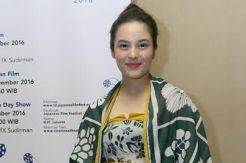 Demi Peran, Chelsea Islan Belajar Biola