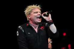 Vokalis The Offspring Raih Gelar PhD Berkat Risetnya Mengenai HIV