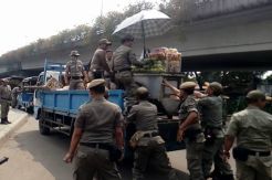 Satpol PP Amankan10 PKL dan Puluhan Gerobak di Pasar Tanah Abang