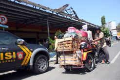 Setelah Terbakar, Pasar Songgolangit Dibersihkan