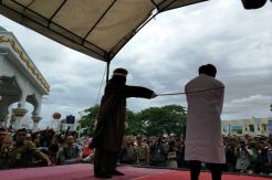 Warga Bersorak saat Saksikan Pasangan Gay Dihukum Cambuk 85 Kali