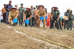 KASAD dan JR Saragih Lakukan Karya Bakti 2017 di Simalungun