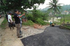 Jembatan Penghubung Ambles, Warga Pesona Serpong Gunakan Jalan Alternatif