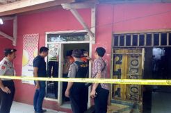 Polisi Dobrak Paksa Kontrakan Terduga Teroris di Bandung