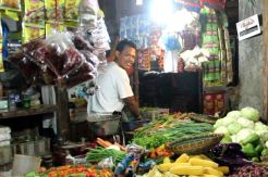 Sehari Jelang Ramadhan, Warga Lakukan Aksi Borong Sembako