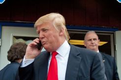 Pakai iPhone, Donald Trump Hanya Miliki Aplikasi Twitter